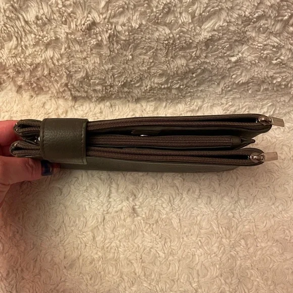 Nappa Charlotte Medium Leather Wallet in Pewter Designed in Canada Like New - Picture 2 of 8